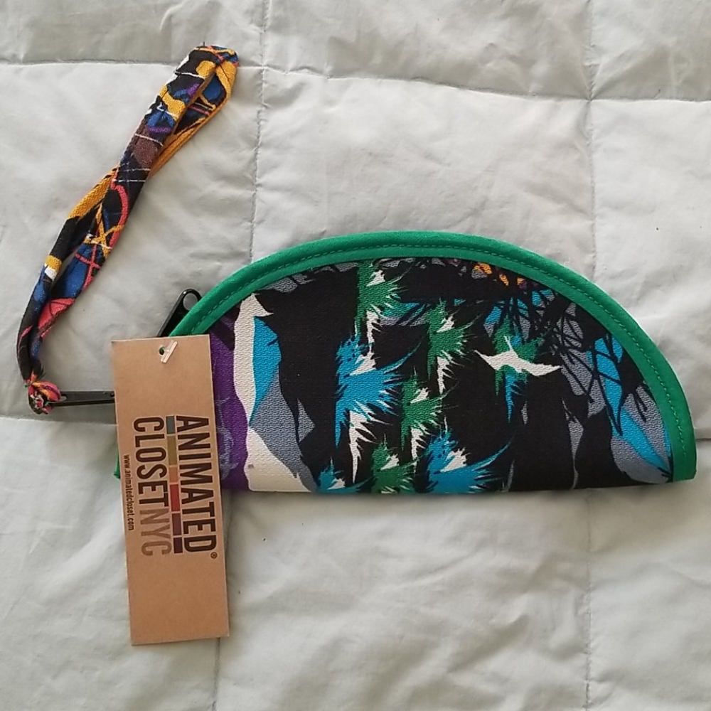 ANIMATED CLOSET WRISTLET